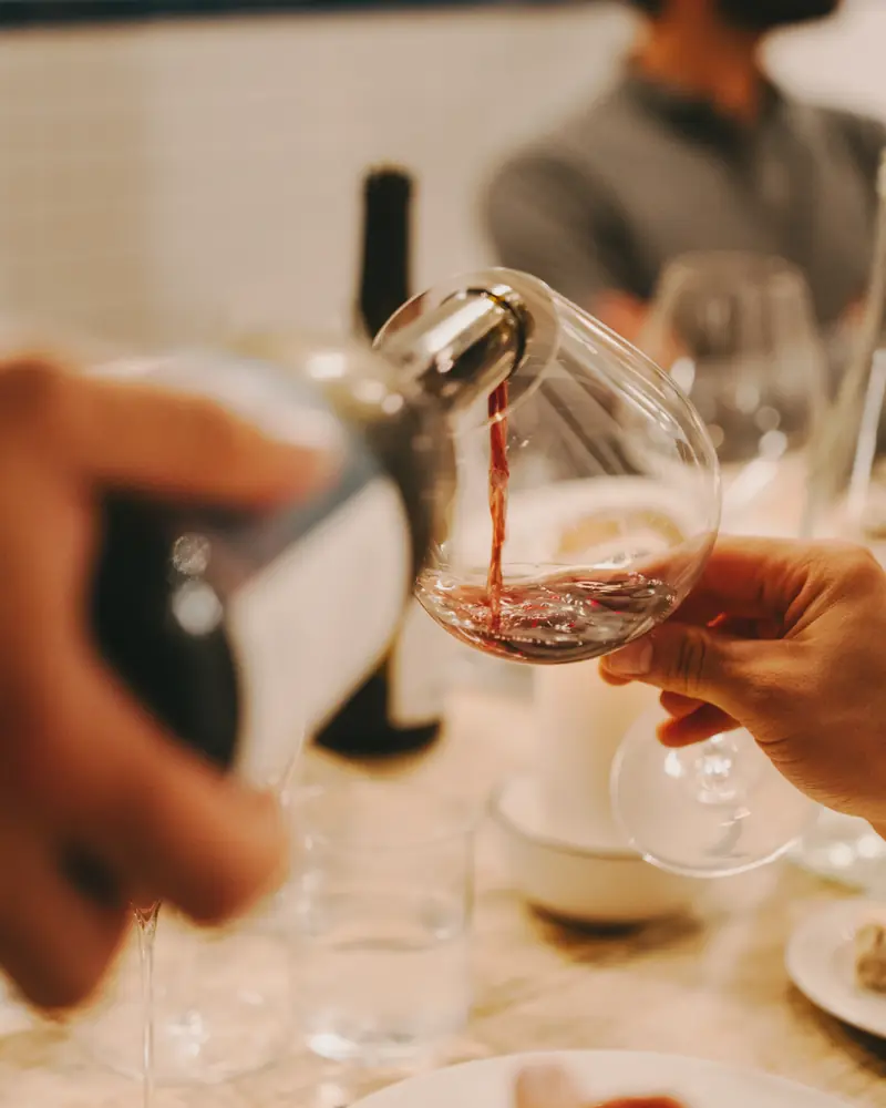 Un verre de vin rouge servi à table chez Barbo.